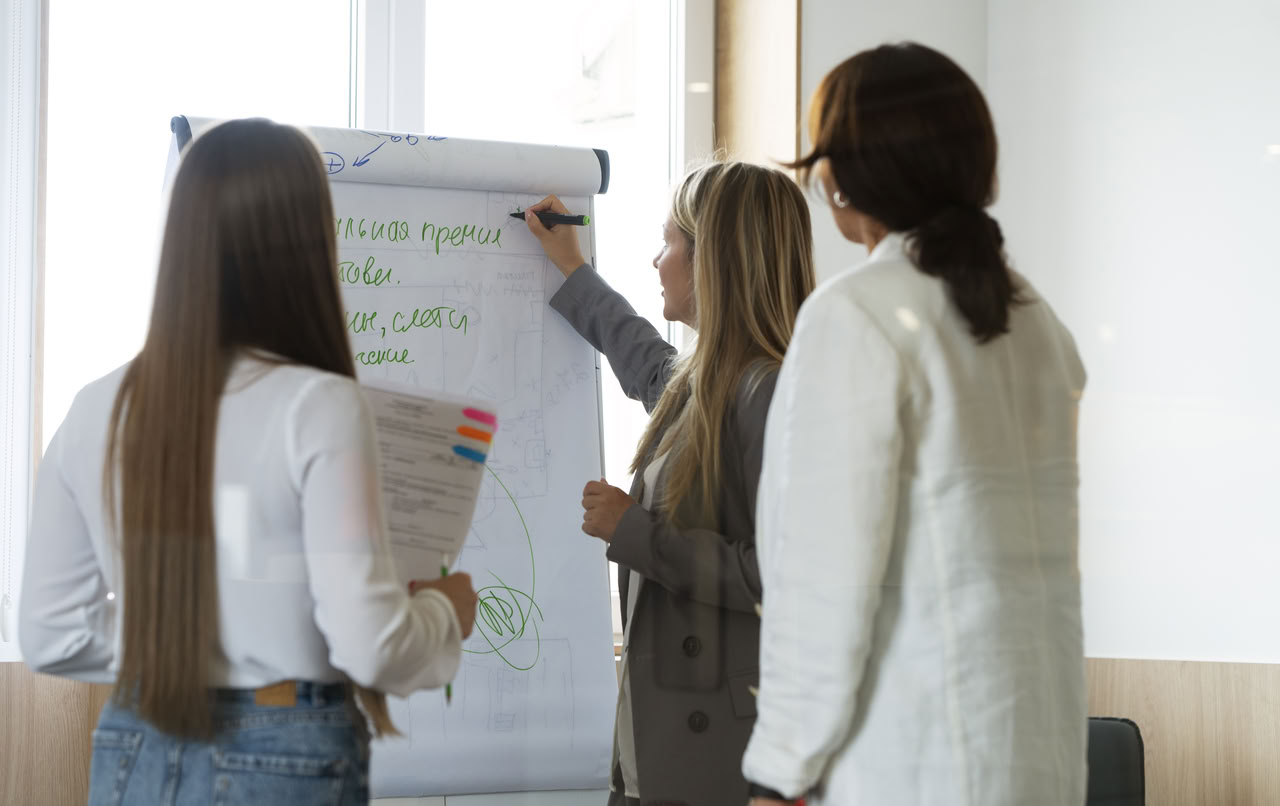 Femmes devant un paperboard