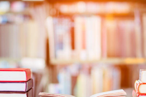 Livres sur une table dans une bibliothèque